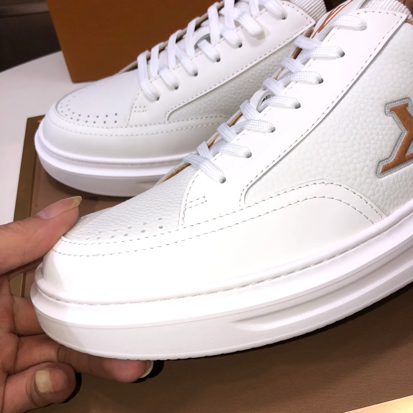 Factory batch 640💰original development, quality shipment, welcome to compare - LV sneaker series sports shoes introduce the loose silhouette of the ready-to-wear series into the spring and summer men's wear shows and make an eye-catching appearance. The cow leather upper is combined with rough fabric laces, and colorful beading highlights the brand's classic elements. LV letters mark the tongue and Monogram floral outsole. Mixed materials Made of top-grain cowhide, thick shoelace design, large Monogram print on the side, mesh lining and cotton feet, the comfort is as extreme as ever, premium heritage, quality first, worth owning! Size: Men’s 38-45 (45 is custom-made and cannot be returned or exchanged)